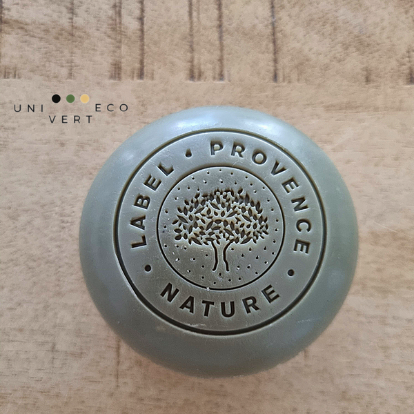 Le galet masque au lait d'ânesse biologique et à l'argile verte : le lait d'ânesse préserve le dessèchement de la peau tandis que l'argile verte lutte contre les excès de sébum qui rendent la peau grasse.