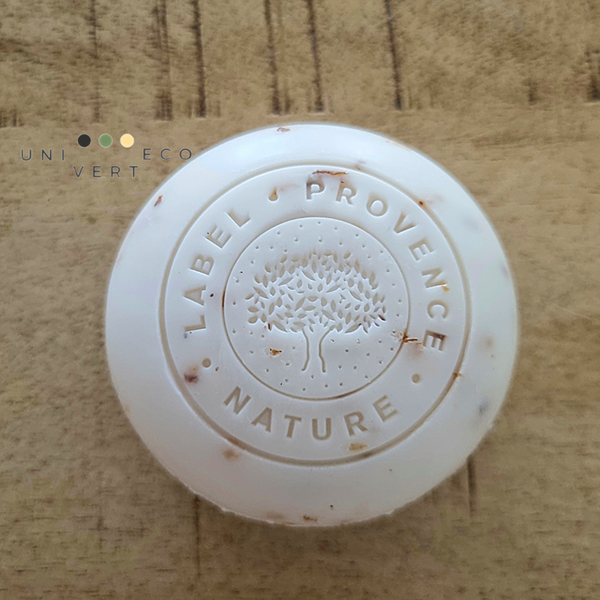 Le galet masque au lait d'ânesse biologique et aux algues : le lait d'ânesse préserve le dessèchement de la peau tandis que les algues présentent dans le galet vont jouer un rôle exfoliant.