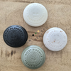 Le galet masque solide visage et corps au lait d'ânesse bio et au charbon noir : le lait d'ânesse va préserver la peau du dessèchement, le charbon noir va avoir une action détoxifiante. Le galet masque au lait d'ânesse bio et aux algues vont jouer un rôle exfoliant.  Au lait d'ânesse bio et à l'argile verte lutte contre les excès de sébum qui rendent la peau grasse. Celui au lait de chèvre aide la peau à lutter contre les imperfections , l'argile blanche nourrit la peau.