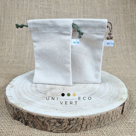 UNIVERTECO vous propose les pochettes à coulisse faites main de chez AR'MANUELL,  fabriquées main à Roézé-sur-Sarthe. Pochettes 100%  coton oeko-tex 100 et la cordelette est 100% coton.   Glissez votre  pierre d'Alun  ou autre nécessaire de toilette zéro déchet sans emballage  à l'intérieur ils seront bien protégé dans ce petit étui refermable durable et réutilisable.   Grande qualité et résistance lors des voyages et déplacements !    Facile d'entretien : lavage à 30°C , séchage naturel et repassage coton.