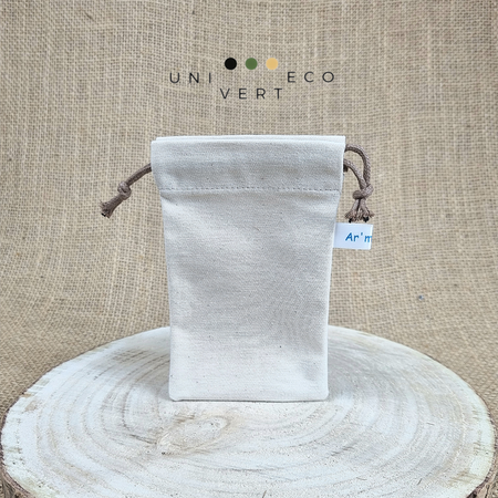 UNIVERTECO vous propose les pochettes à coulisse faites main de chez AR'MANUELL,  fabriquées main à Roézé-sur-Sarthe. Pochettes 100%  coton oeko-tex 100 et la cordelette est 100% coton.   Glissez votre  pierre d'Alun  ou autre nécessaire de toilette zéro déchet sans emballage  à l'intérieur ils seront bien protégé dans ce petit étui refermable durable et réutilisable.   Grande qualité et résistance lors des voyages et déplacements !    Facile d'entretien : lavage à 30°C , séchage naturel et repassage coton.