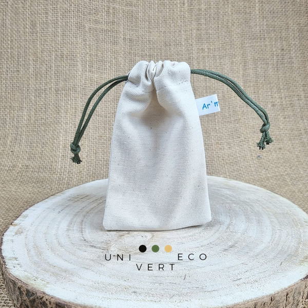 UNIVERTECO vous propose les pochettes à coulisse faites main de chez AR'MANUELL,  fabriquées main à Roézé-sur-Sarthe. Pochettes 100%  coton oeko-tex 100 et la cordelette est 100% coton.   Glissez votre  pierre d'Alun  ou autre nécessaire de toilette zéro déchet sans emballage  à l'intérieur ils seront bien protégé dans ce petit étui refermable durable et réutilisable.   Grande qualité et résistance lors des voyages et déplacements !    Facile d'entretien : lavage à 30°C , séchage naturel et repassage coton.