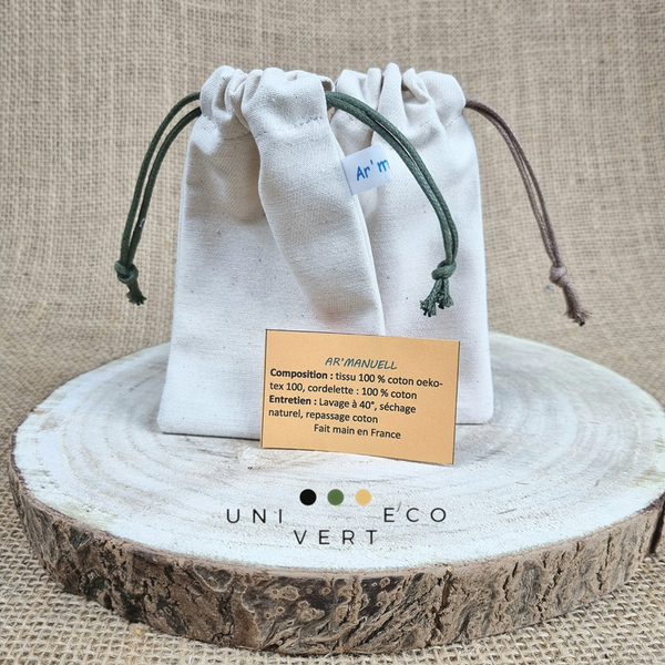 UNIVERTECO vous propose les pochettes à coulisse faites main de chez AR'MANUELL,  fabriquées main à Roézé-sur-Sarthe. Pochettes 100%  coton oeko-tex 100 et la cordelette est 100% coton.   Glissez votre  pierre d'Alun  ou autre nécessaire de toilette zéro déchet sans emballage  à l'intérieur ils seront bien protégé dans ce petit étui refermable durable et réutilisable.   Grande qualité et résistance lors des voyages et déplacements !    Facile d'entretien : lavage à 30°C , séchage naturel et repassage coton.