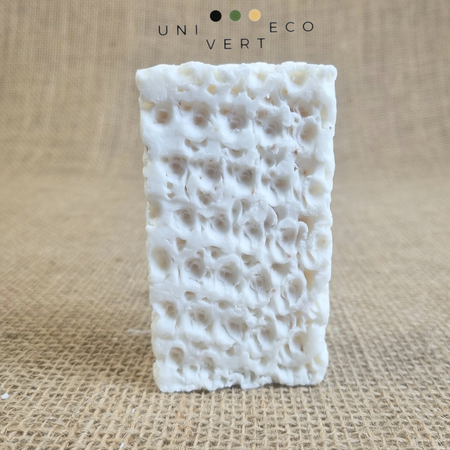 Nous avons choisi de vous présenter les pains de savons exfoliants et raffermissants de Label Provence Nature au lait d'ânesse BIO, poudre de riz et son de blé.
 
Particulièrement riche en lait d'ânesse, ce savon est de grande qualité et apportera un soin complet à votre peau en l'adoucissant et en l'hydratant. Un gommage naturel pour une peau ravivée et tonifiée.
 
Le lait d'ânesse possède des vertus nourrissantes, revitalisantes, régénérantes et fortifiantes. Il apporte à votre peau douceur et bien-être.