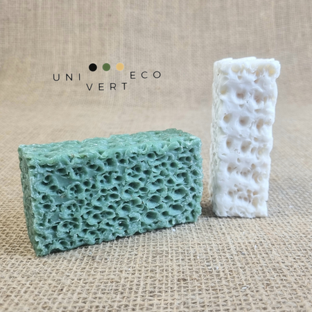 Nous avons choisi de vous présenter les pains de savons exfoliants et raffermissants de Label Provence Nature au lait d'ânesse BIO, poudre de riz et son de blé.
 
Particulièrement riche en lait d'ânesse, ce savon est de grande qualité et apportera un soin complet à votre peau en l'adoucissant et en l'hydratant. Un gommage naturel pour une peau ravivée et tonifiée.
 
Le lait d'ânesse possède des vertus nourrissantes, revitalisantes, régénérantes et fortifiantes. Il apporte à votre peau douceur et bien-être.