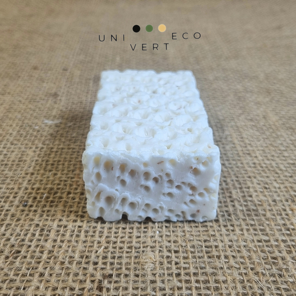 Nous avons choisi de vous présenter les pains de savons exfoliants et raffermissants de Label Provence Nature au lait d'ânesse BIO, poudre de riz et son de blé.
 
Particulièrement riche en lait d'ânesse, ce savon est de grande qualité et apportera un soin complet à votre peau en l'adoucissant et en l'hydratant. Un gommage naturel pour une peau ravivée et tonifiée.
 
Le lait d'ânesse possède des vertus nourrissantes, revitalisantes, régénérantes et fortifiantes. Il apporte à votre peau douceur et bien-être.