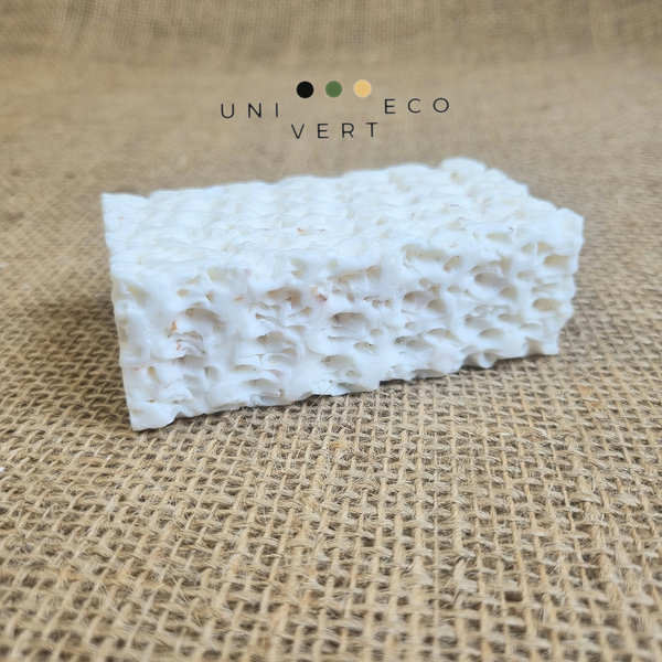 Nous avons choisi de vous présenter les pains de savons exfoliants et raffermissants de Label Provence Nature au lait d'ânesse BIO, poudre de riz et son de blé.
 
Particulièrement riche en lait d'ânesse, ce savon est de grande qualité et apportera un soin complet à votre peau en l'adoucissant et en l'hydratant. Un gommage naturel pour une peau ravivée et tonifiée.
 
Le lait d'ânesse possède des vertus nourrissantes, revitalisantes, régénérantes et fortifiantes. Il apporte à votre peau douceur et bien-être.