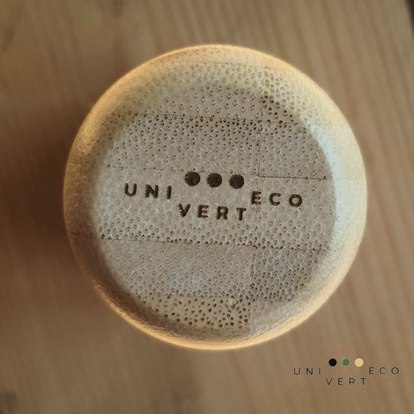 Brosses à vaisselle végétales écologiques et naturelles. Une brosse aux fibres d'agave sisal, ces fibres sont claires et assez souples. Une autre brosse aux fibres de coco, celles-ci plus foncées et plus robustes. La poignée ergonomique de ces deux brosses est en bambou naturel. Le logo a été inscrit au laser, aucune encre n'a été utilisée.  Respectueuses de l'environnement ces brosses à casseroles, poêles, grille de barbecue sont fabriquées à partir de matières premières renouvelables.