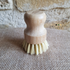 Brosses à vaisselle végétales écologiques et naturelles. Une brosse aux fibres d'agave sisal, ces fibres sont claires et assez souples. Une autre brosse aux fibres de coco, celles-ci plus foncées et plus robustes. La poignée ergonomique de ces deux brosses est en bambou naturel. Le logo a été inscrit au laser, aucune encre n'a été utilisée.  Respectueuses de l'environnement ces brosses à casseroles, poêles, grille de barbecue sont fabriquées à partir de matières premières renouvelables.