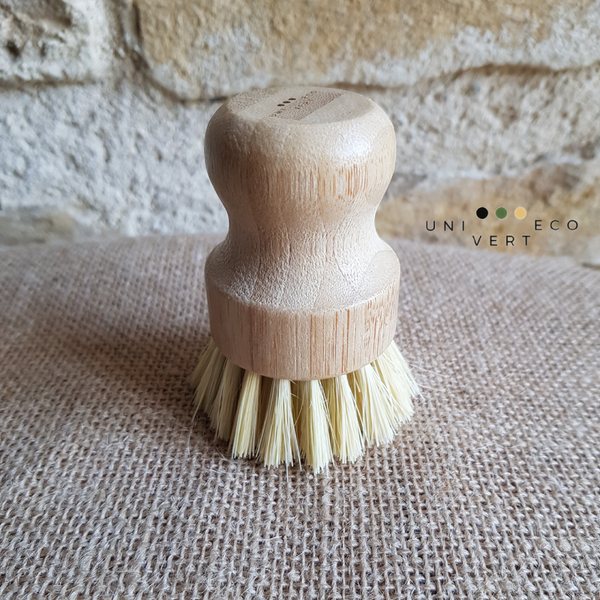 Brosses à vaisselle végétales écologiques et naturelles. Une brosse aux fibres d'agave sisal, ces fibres sont claires et assez souples. Une autre brosse aux fibres de coco, celles-ci plus foncées et plus robustes. La poignée ergonomique de ces deux brosses est en bambou naturel. Le logo a été inscrit au laser, aucune encre n'a été utilisée.  Respectueuses de l'environnement ces brosses à casseroles, poêles, grille de barbecue sont fabriquées à partir de matières premières renouvelables.