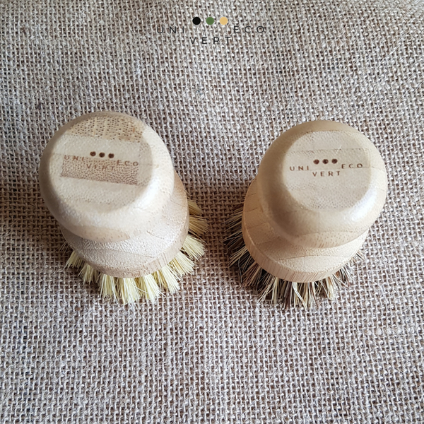 Brosses à vaisselle végétales écologiques et naturelles. Une brosse aux fibres d'agave sisal, ces fibres sont claires et assez souples. Une autre brosse aux fibres de coco, celles-ci plus foncées et plus robustes. La poignée ergonomique de ces deux brosses est en bambou naturel. Le logo a été inscrit au laser, aucune encre n'a été utilisée.  Respectueuses de l'environnement ces brosses à casseroles, poêles, grille de barbecue sont fabriquées à partir de matières premières renouvelables.