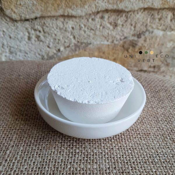 Le porte-savon ou porte-brosse rond en céramique blanche pour faciliter l'usage et allonger la durée de vie du savon vaisselle et des brosses à vaisselles végétales. Sa petite taille et sa forme sont parfaitement adaptées pour y poser le cake vaisselle solide ou la brosse, il trouvera sa place, sans trop en prendre, près de votre évier.  Vous apprécierez sa qualité et son minimalisme.
