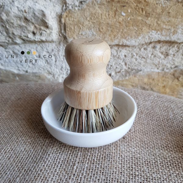 Le porte-savon ou porte-brosse rond en céramique blanche pour faciliter l'usage et allonger la durée de vie du savon vaisselle et des brosses à vaisselles végétales. Sa petite taille et sa forme sont parfaitement adaptées pour y poser le cake vaisselle solide ou la brosse, il trouvera sa place, sans trop en prendre, près de votre évier.  Vous apprécierez sa qualité et son minimalisme.