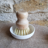 Le porte-savon ou porte-brosse rond en céramique blanche pour faciliter l'usage et allonger la durée de vie du savon vaisselle et des brosses à vaisselles végétales. Sa petite taille et sa forme sont parfaitement adaptées pour y poser le cake vaisselle solide ou la brosse, il trouvera sa place, sans trop en prendre, près de votre évier.  Vous apprécierez sa qualité et son minimalisme.