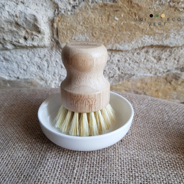 Le porte-savon ou porte-brosse rond en céramique blanche pour faciliter l'usage et allonger la durée de vie du savon vaisselle et des brosses à vaisselles végétales. Sa petite taille et sa forme sont parfaitement adaptées pour y poser le cake vaisselle solide ou la brosse, il trouvera sa place, sans trop en prendre, près de votre évier.  Vous apprécierez sa qualité et son minimalisme.