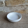 Le porte-savon ou porte-brosse rond en céramique blanche pour faciliter l'usage et allonger la durée de vie du savon vaisselle et des brosses à vaisselles végétales. Sa petite taille et sa forme sont parfaitement adaptées pour y poser le cake vaisselle solide ou la brosse, il trouvera sa place, sans trop en prendre, près de votre évier.  Vous apprécierez sa qualité et son minimalisme.