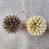 Brosses à vaisselle végétales écologiques et naturelles. Une brosse aux fibres d'agave sisal, ces fibres sont claires et assez souples. Une autre brosse aux fibres de coco, celles-ci plus foncées et plus robustes. La poignée ergonomique de ces deux brosses est en bambou naturel. Le logo a été inscrit au laser, aucune encre n'a été utilisée.  Respectueuses de l'environnement ces brosses à casseroles, poêles, grille de barbecue sont fabriquées à partir de matières premières renouvelables.
