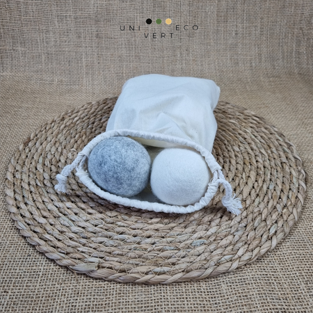 Ces boules adoucissantes 100 % laine sont parfaites pour votre sèche-linge, elles aèrent votre linge pendant le temps de séchage et évitent ainsi aux fibres des vêtements de pelucher (diminution de l'usure du linge). La laine a des qualités naturellement antistatique et elle aidera à réduire les plis sur le linge. Vos vêtements secs seront visiblement moins froissés et doux.  Les boules de laine sont naturelles et sans produits chimiques. C'est une alternative écologique et économique.