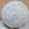 Ces boules adoucissantes 100 % laine sont parfaites pour votre sèche-linge, elles aèrent votre linge pendant le temps de séchage et évitent ainsi aux fibres des vêtements de pelucher (diminution de l'usure du linge). La laine a des qualités naturellement antistatique et elle aidera à réduire les plis sur le linge. Vos vêtements secs seront visiblement moins froissés et doux.  Les boules de laine sont naturelles et sans produits chimiques. C'est une alternative écologique et économique.