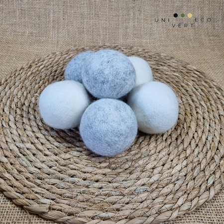 Ces boules adoucissantes 100 % laine sont parfaites pour votre sèche-linge, elles aèrent votre linge pendant le temps de séchage et évitent ainsi aux fibres des vêtements de pelucher (diminution de l'usure du linge). La laine a des qualités naturellement antistatique et elle aidera à réduire les plis sur le linge. Vos vêtements secs seront visiblement moins froissés et doux.  Les boules de laine sont naturelles et sans produits chimiques. C'est une alternative écologique et économique.