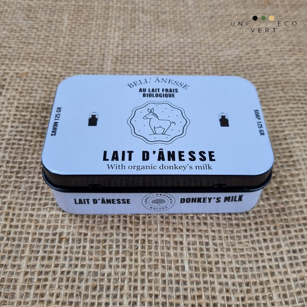 Cette élégante boite à savon facilitera vos déplacements et permettra de protéger et garder au sec vos savons durant leur transport.  Idéale pour les voyages, elle pourra également trouver sa place, sans trop en prendre, près de votre lavabo.  Sa petite taille et sa forme sont parfaitement adaptées pour y disposer un savon de 100 à 125 g. Boite à savon rectangulaire en métal à charnières, pour savons de 100 ou 125 g Dimensions : 10 x 6,5 x 3,2 cm Poids : 50 g Lait d'ânesse noir et blanc
