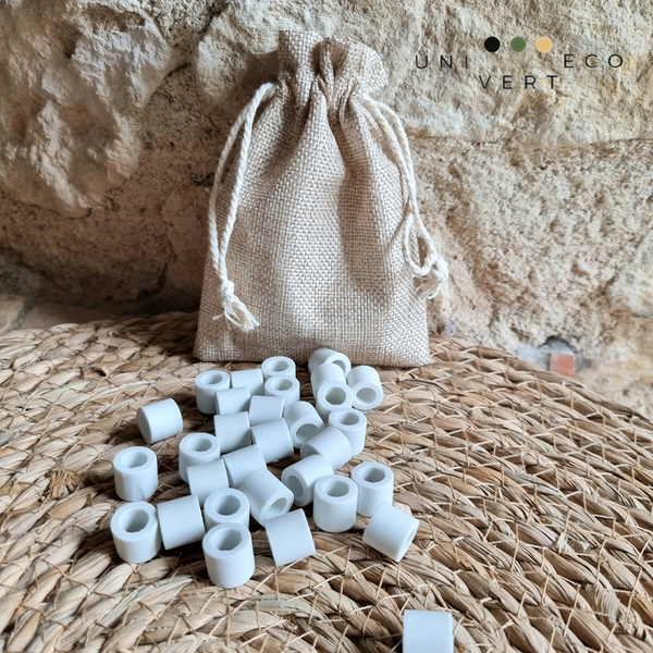 Si vous souhaitez purifier votre eau, la dynamiser, lutter contre le tartre et le calcaire, conserver vos fruits, vos légumes et vos bouquets de fleurs plus longtemps, alors les perles céramiques sont la solution !  Toujours dans notre dynamique de préserver l'environnement, les perles céramiques permettent de réduire nos déchets : plus de bouteilles plastiques.  C'est une alternative naturelle et durable qui sera respectueuse de notre santé et de notre planète !