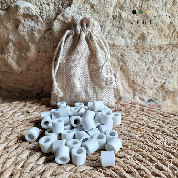 Si vous souhaitez purifier votre eau, la dynamiser, lutter contre le tartre et le calcaire, conserver vos fruits, vos légumes et vos bouquets de fleurs plus longtemps, alors les perles céramiques sont la solution !  Toujours dans notre dynamique de préserver l'environnement, les perles céramiques permettent de réduire nos déchets : plus de bouteilles plastiques.  C'est une alternative naturelle et durable qui sera respectueuse de notre santé et de notre planète !