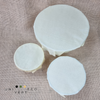 Ces emballages naturels et écologiques s'adaptent sur tous les récipients. Mettez l'api film en forme avec vos mains (malléable à température ambiante), il reste en place (une fois refroidis) pour emballer votre sandwich, fromage, reste de pain, fruits… et vos plats.  Il laisse respirer naturellement vos aliments qui se conservent plus longtemps. Le tissu ciré résiste à l'eau et à l'air et allonge la fraîcheur des aliments.