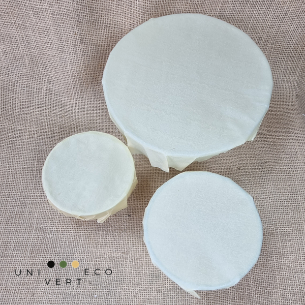 Ces emballages naturels et écologiques s'adaptent sur tous les récipients. Mettez l'api film en forme avec vos mains (malléable à température ambiante), il reste en place (une fois refroidis) pour emballer votre sandwich, fromage, reste de pain, fruits… et vos plats.  Il laisse respirer naturellement vos aliments qui se conservent plus longtemps. Le tissu ciré résiste à l'eau et à l'air et allonge la fraîcheur des aliments.
