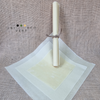 Ces emballages naturels et écologiques s'adaptent sur tous les récipients. Mettez l'api film en forme avec vos mains (malléable à température ambiante), il reste en place (une fois refroidis) pour emballer votre sandwich, fromage, reste de pain, fruits… et vos plats.  Il laisse respirer naturellement vos aliments qui se conservent plus longtemps. Le tissu ciré résiste à l'eau et à l'air et allonge la fraîcheur des aliments.