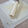 Ces emballages naturels et écologiques s'adaptent sur tous les récipients. Mettez l'api film en forme avec vos mains (malléable à température ambiante), il reste en place (une fois refroidis) pour emballer votre sandwich, fromage, reste de pain, fruits… et vos plats.  Il laisse respirer naturellement vos aliments qui se conservent plus longtemps. Le tissu ciré résiste à l'eau et à l'air et allonge la fraîcheur des aliments.