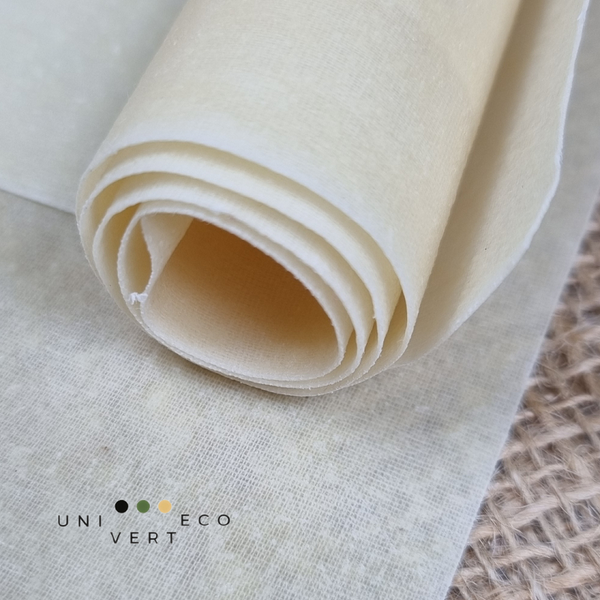 Ces emballages naturels et écologiques s'adaptent sur tous les récipients. Mettez l'api film en forme avec vos mains (malléable à température ambiante), il reste en place (une fois refroidis) pour emballer votre sandwich, fromage, reste de pain, fruits… et vos plats.  Il laisse respirer naturellement vos aliments qui se conservent plus longtemps. Le tissu ciré résiste à l'eau et à l'air et allonge la fraîcheur des aliments.