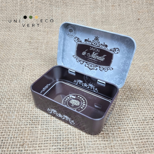 Cette élégante boite à savon facilitera vos déplacements et permettra de protéger et garder au sec vos savons durant leur transport.  Idéale pour les voyages, elle pourra également trouver sa place, sans trop en prendre, près de votre lavabo.  Sa petite taille et sa forme sont parfaitement adaptées pour y disposer un savon de 100 à 125 g. Boite à savon rectangulaire en métal à charnières, pour savons de 100 ou 125 g Dimensions : 10 x 6,5 x 3,2 cm Poids : 50 g Savon de Marseille marron baroque