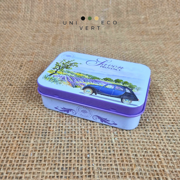 Cette élégante boite à savon facilitera vos déplacements et permettra de protéger et garder au sec vos savons durant leur transport.  Idéale pour les voyages, elle pourra également trouver sa place, sans trop en prendre, près de votre lavabo.  Sa petite taille et sa forme sont parfaitement adaptées pour y disposer un savon de 100 à 125 g. Boite à savon rectangulaire en métal à charnières, pour savons de 100 ou 125 g Dimensions : 10 x 6,5 x 3,2 cm Poids : 50 g Dodoche