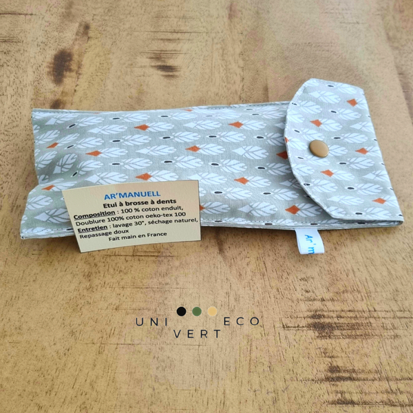 UNIVERTECO vous propose les étuis à brosses à dents fait main de chez AR'MANUELL. Made in France. Sarthe. Deux styles différents plume et losange.  Ils sont composés de 100% de coton enduit et doublure 100% coton oeko-tex 100.  Le rabat est refermable par pression.  Glissez-le vite dans vos trousses de toilettes, votre brosse à dents sera bien protégée dans son bel étui durable et réutilisable.  Vous apprécierez leur grande qualité et leur résistance lors de vos voyages et déplacements.