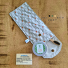 UNIVERTECO vous propose les étuis à brosses à dents fait main de chez AR'MANUELL. Made in France. Sarthe. Deux styles différents plume et losange.  Ils sont composés de 100% de coton enduit et doublure 100% coton oeko-tex 100.  Le rabat est refermable par pression.  Glissez-le vite dans vos trousses de toilettes, votre brosse à dents sera bien protégée dans son bel étui durable et réutilisable.  Vous apprécierez leur grande qualité et leur résistance lors de vos voyages et déplacements.