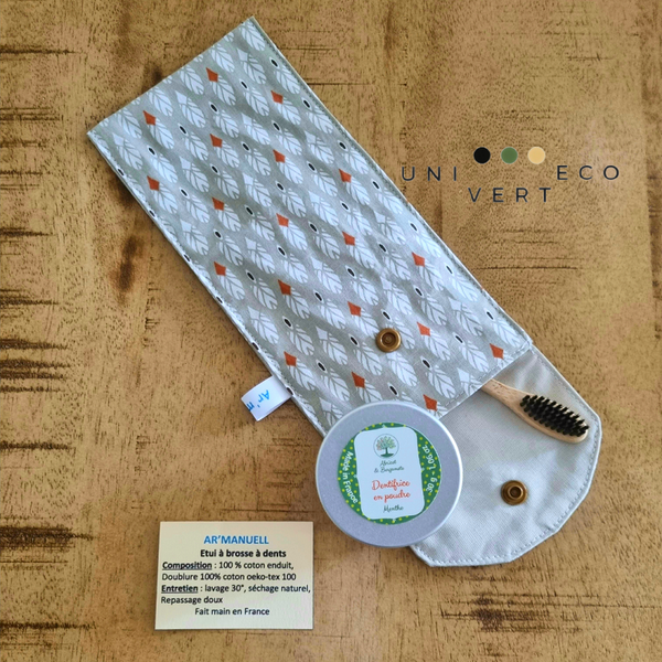 UNIVERTECO vous propose les étuis à brosses à dents fait main de chez AR'MANUELL. Made in France. Sarthe. Deux styles différents plume et losange.  Ils sont composés de 100% de coton enduit et doublure 100% coton oeko-tex 100.  Le rabat est refermable par pression.  Glissez-le vite dans vos trousses de toilettes, votre brosse à dents sera bien protégée dans son bel étui durable et réutilisable.  Vous apprécierez leur grande qualité et leur résistance lors de vos voyages et déplacements.