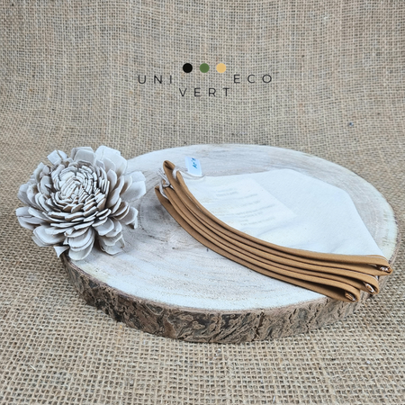 UNIVERTECO et les filtres à café lavables de chez AR'MANUELL fabriqués en Sarthe. liserés vert, brun, camel et fleuri.  Ils sont composés de 100% de coton toile à beurre certifiée contact alimentaire et pour le liseré 100% coton oeko-tex 100..    Glissez dans votre cafetière, votre filtre durable et réutilisable pour profiter au plus vite de cette superbe astuce zéro déchet  .  grande qualité et leur résistance, durent  1 an ! facile d'entretien : après chaque utilisation, lavage  à la main et au savon