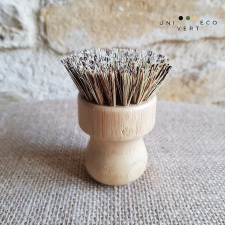 Brosses à vaisselle végétales écologiques et naturelles. Une brosse aux fibres d'agave sisal, ces fibres sont claires et assez souples. Une autre brosse aux fibres de coco, celles-ci plus foncées et plus robustes. La poignée ergonomique de ces deux brosses est en bambou naturel. Le logo a été inscrit au laser, aucune encre n'a été utilisée.  Respectueuses de l'environnement ces brosses à casseroles, poêles, grille de barbecue sont fabriquées à partir de matières premières renouvelables.