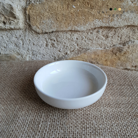 Le porte-savon ou porte-brosse rond en céramique blanche pour faciliter l'usage et allonger la durée de vie du savon vaisselle et des brosses à vaisselles végétales. Sa petite taille et sa forme sont parfaitement adaptées pour y poser le cake vaisselle solide ou la brosse, il trouvera sa place, sans trop en prendre, près de votre évier.  Vous apprécierez sa qualité et son minimalisme.
