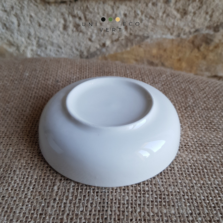 Le porte-savon ou porte-brosse rond en céramique blanche pour faciliter l'usage et allonger la durée de vie du savon vaisselle et des brosses à vaisselles végétales. Sa petite taille et sa forme sont parfaitement adaptées pour y poser le cake vaisselle solide ou la brosse, il trouvera sa place, sans trop en prendre, près de votre évier.  Vous apprécierez sa qualité et son minimalisme.