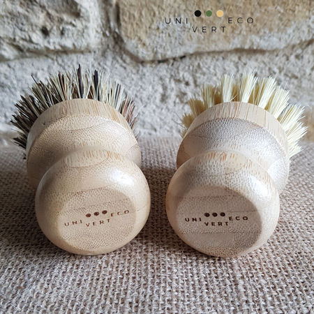 Brosses à vaisselle végétales écologiques et naturelles. Une brosse aux fibres d'agave sisal, ces fibres sont claires et assez souples. Une autre brosse aux fibres de coco, celles-ci plus foncées et plus robustes. La poignée ergonomique de ces deux brosses est en bambou naturel. Le logo a été inscrit au laser, aucune encre n'a été utilisée.  Respectueuses de l'environnement ces brosses à casseroles, poêles, grille de barbecue sont fabriquées à partir de matières premières renouvelables.